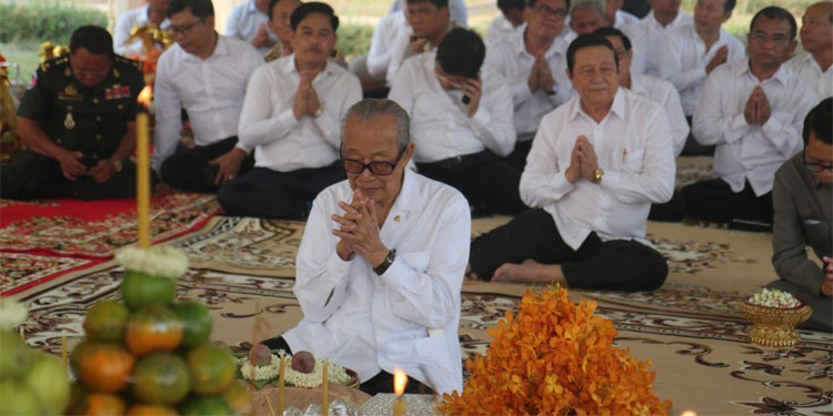 ពិធីបញ្ចុះបឋមសិលាសាងសង់ខ្លោងទ្វារ ផ្លូវបេតុង របងនិងកែលំអសួនច្បារនៅខាងមុខព្រះរាជដំណាក់ក្រុងសៀមរាប