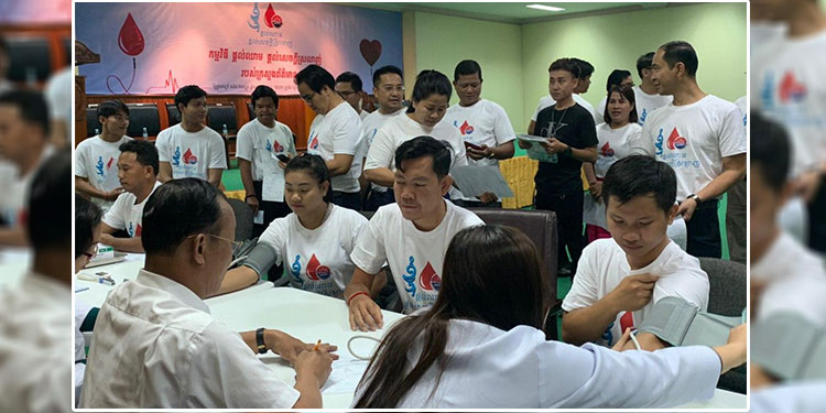  ថ្នាក់ដឹកនាំ និងមន្ត្រីរាជការនៃមន្ទីរព័ត៌មានខេត្តសៀមរាប បានចូលរួមបរិច្ចាគឈាមដោយស្ម័គ្រចិត្ត នៅក្រសួងព័ត៌មាន