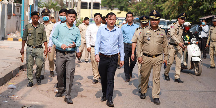 រដ្ឋបាលខេត្តសៀមរាប ចុះពិនិត្យ និងរៀបចំសណ្ដាប់ធ្នាប់ជុំវិញមន្ទីរពេទ្យបង្អែកខេត្តសៀមរាប