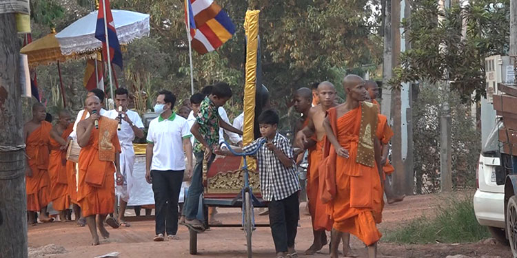 ព្រះសង្ឃក្នុងសង្កាត់សៀមរាប រៀបចំពិធីដង្ហែរវាយគងជ័យ ប្រកាសសូត្រព្រះធម៌ ស្រោចស្រពប្រោះព្រំមន្តសុគន្ធវារី អប់រំផ្លូវចិត្ត និងសារអប់រំរាជរដ្ឋាភិបាលការពារជំងឺកូវីដ១៩