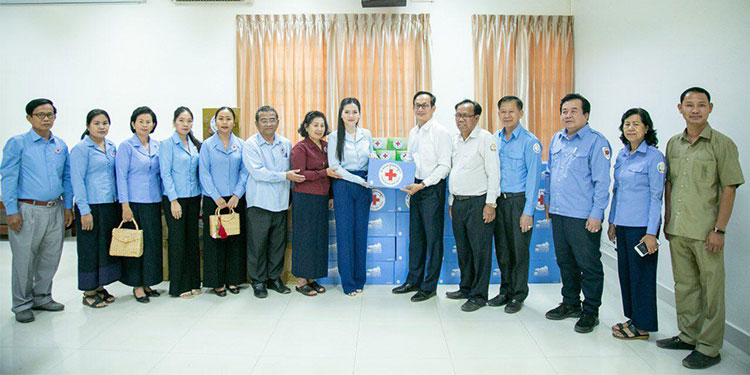 ម៉ាស់ចំនួន៣ពាន់ ទឹកបរិសុទ្ធសុទ្ធ៥០កេសនិងមី៣៦កេះត្រូវបានសាខាកាកក្រហមកម្ពុជាខេត្តសៀមរាបប្រគល់ជូនមន្ទីរបង្អែកខេត្តសៀមរាប