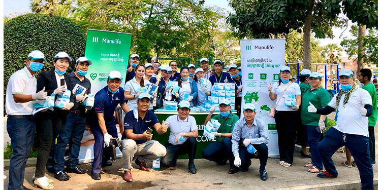 ក្រុមហ៊ុនមេនូឡាយហ្វ៍ខេមបូឌា សាខាខេត្តសៀមរាបបើកយុទ្ធនាការចែកម៉ាស់ពារការចម្លងមេរោគ និង ទឹកលាងដៃកម្ចាត់មេរោគជូនសាធារណជន ដោយឥតគិតថ្លៃ