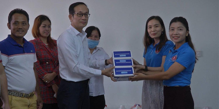 ក្លឹបអាជីវកម្មកម្ពុជាផ្តល់ អាកុល ម៉ាស ជូនដល់មន្ទីរសុខាភិបាលខេត្តសៀមរាប ដើម្បីប្រយុទ្ធប្រឆាំងនឹងជំងឺកូវីដ-១៩