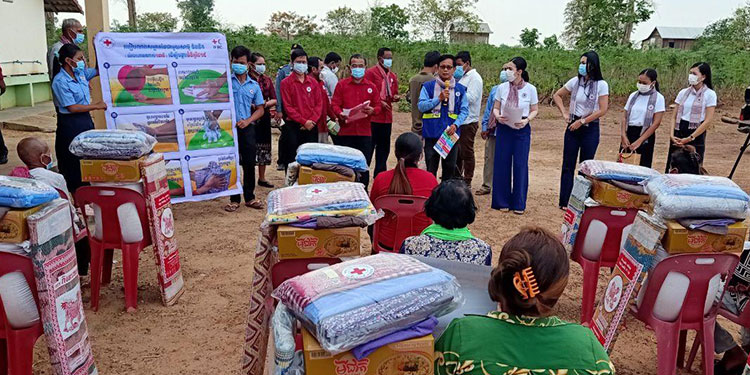 សាខាកាកបាទក្រហមកម្ពុជាខេត្តសៀមរាប ចុះសួរសុខទុក្ខប្រជាពលរដ្ឋរងគ្រោះដោយខ្យល់កន្ទ្រាក់ ៣៧គ្រួសារ និងណែនាំផ្អាកការជួបជុំក្នុងពិធីបុណ្យចូលឆ្នាំថ្មី