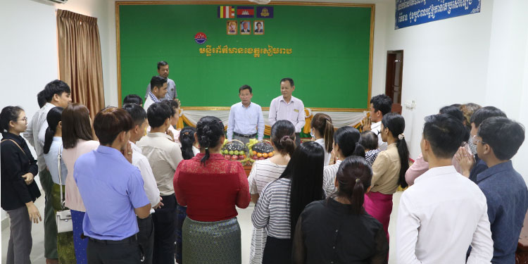 ប្រធានមន្ទីរព័ត៌មានខេត្តសៀមរាប ណែនាំមន្ត្រី បន្តបំពេញការងារ និងផលិតកម្មវិធីអប់រំការបង្ការទប់ស្កាត់ការឆ្លងរីករាលដាលនៃជំងឺកូវីដ១៩ ក្នុងឱកាសបុណ្យចូលឆ្នាំថ្មីប្រពៃណីជាតិខ្មែរ