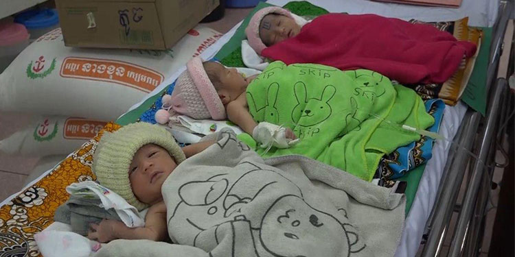 ចៅភ្លោះប្រុស ចំនួន៣នាក់ ដែលទើបនឹងសំរាលនៅខេត្តសៀមរាប បានទទួលអំណោយរបស់សម្តេចតេជោ ហ៊ុន សែន និងសម្តេចគិតិព្រឹទ្ធបណ្ឌិត ប៊ុនរ៉ានី ហ៊ុនសែន