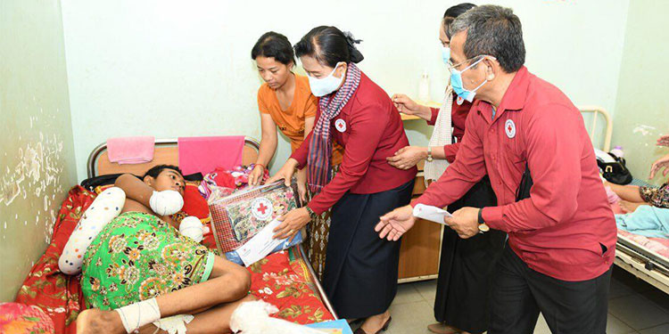 ប្រតិភូសាខាកាកបាទក្រហមកម្ពុជាខេត្តសៀមរាប ចុះសួរសុខទុក្ខនិងនាំយកអំណោយជូនដល់ជនពិការ២រូប ស្ថិតក្នុងស្រុកបន្ទាយស្រី និងក្រុងសៀមរាប