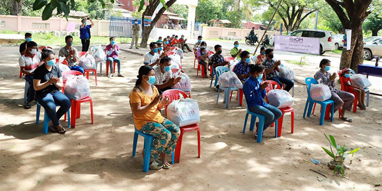 រដ្ឋបាលខេត្តសៀមរាបចុះសួរសុខទុក្ខ និងចែកអំណោយជូនដល់ប្រជាពលរដ្ឋដែលកំពុងធ្វើចត្តាឡីស័ក្តចំនួន ២០នាក់នៅស្រុកអង្គរជុំ