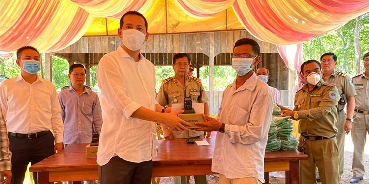 អភិបាលខេត្តសៀមរាប ផ្ដល់អំណោយជូនដល់ប្រជាសហគមន៍ព្រៃឈើចំនួន៣ ក្នុងស្រុកស្វាយលើ