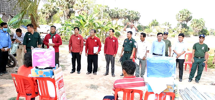 សាខាកាកបាទក្រហមកម្ពុជាខេត្តសៀមរាប នាំយកអំណោយមនុស្សធម៌ជូនពលរដ្ឋនៅស្រុកប្រាសាទបាគង ដែលលំនៅដ្ឋានរងគ្រោះដោយខ្យល់កន្ត្រាក់