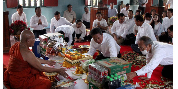 ឯកឧត្តមទេសរដ្ឋមន្ត្រី ស៊ុន ចាន់ថុល នាំយកទៀនចំណាំព្រះវស្សាទៅប្រគេនព្រះសង្ឃចំនួន៧វត្តក្នុងខេត្តសៀមរាប