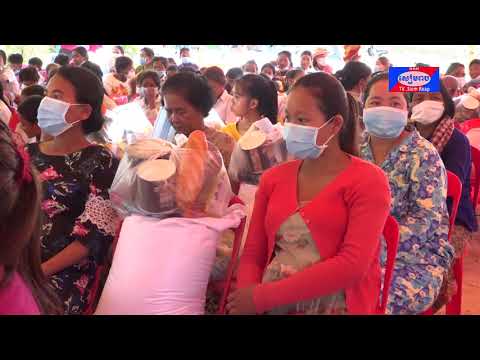 ប្រជាពលរដ្ឋជាងជាង៥០០គ្រួសារនៅឃុំពាក់ស្នែង ក្នុងស្រុកអង្គរធំ ទទួលបានអំណោយពីក្រុមការងារចុះជួយឃុំពាក់ស្នែង ក្នុងអំឡុងពេលកំពុងជួបមានបញ្ហាជំងឺកូវីដ១៩