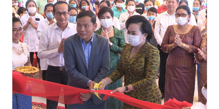 អគារសម្រាកព្យាបាលជំងឺទូទៅចំនួន១ខ្នង ដែលស្ថិតក្នុងមន្ទីរពេទ្យបង្អែកខេត្តសៀមរាប ដែលជាអំណោយរបស់លោកជំទាវឧកញ៉ា អគ្គមហាឧបាសិកាកិត្តិបណ្ឌិត សៀង ចាន់ហេង ត្រូវបានដាក់សម្ពោធឲ្យប្រើប្រាស់ជាផ្លូវការ 