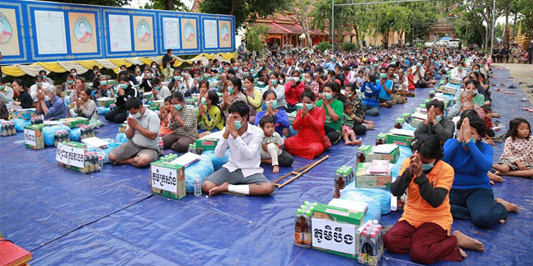 ប្រជាពលរដ្ឋដែលកំពុងជួបការខ្វះខាតក្នុងស្ថានភាពវិបត្តិកូវីដ១៩ ចំនួន៤០០គ្រួសារ ក្នុងសង្កាត់ជ្រាវ ក្រុងសៀមរាប ទទួលបានអំណោយពីព្រះចៅអធិការវត្តព្រិន្ទ