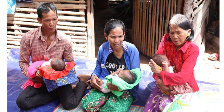 គ្រួសារសម្រាលកូនភ្លោះបីនៅស្រុកស្រីស្នំ ទទួលអំណោយជាថវិកា និងគ្រឿងឧបភោគបរិភោគ ពីមន្រ្តីសង្ឃខេត្តសៀមរាប