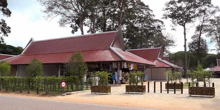 អាជីវករលក់ដូរមុខប្រាសាទអង្គរវត្ត ពេញចិត្តយ៉ាងខ្លាំងចំពោះទីតាំងថ្មីដែលអាជ្ញាធរអប្សរាផ្តល់ជូន