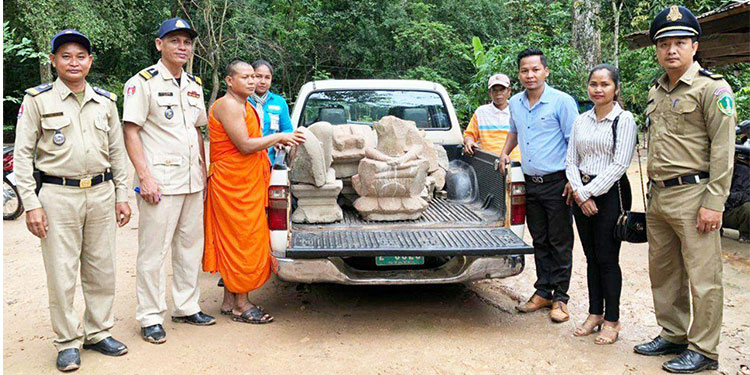 ព្រះចៅអធិការវត្តព្រះឥន្ទ្រទេពប្រគល់បំណែកបដិមាចំនួន៤១ដុំ ជូនអាជ្ញាធរជាតិអប្សរារក្សាទុក