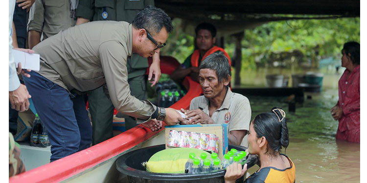 អភិបាលខេត្តសៀមរាប ចុះជួបសំណេះសំណាល និង សួរសុខទុក្ខ ប្រជាពលរដ្ឋកំពុងរងផលប៉ះពាល់ដោយសារជំនន់ទឹកភ្លៀង នៅក្នុងស្រុកចំនួន៣