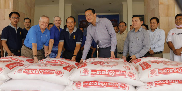 រដ្ឋបាលខេត្តសៀមរាបទទួលអំណោយពីសប្បុរសជន