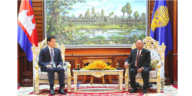 សម្តេចប្រធានរដ្ឋសភា វាយតម្លៃខ្ពស់ពីលទ្ធផលបេសកកម្មការទូតរបស់ឯកអគ្គរដ្ឋទូតប្រទេសសឹង្ហបុរី ដែលចប់អាណត្តិ