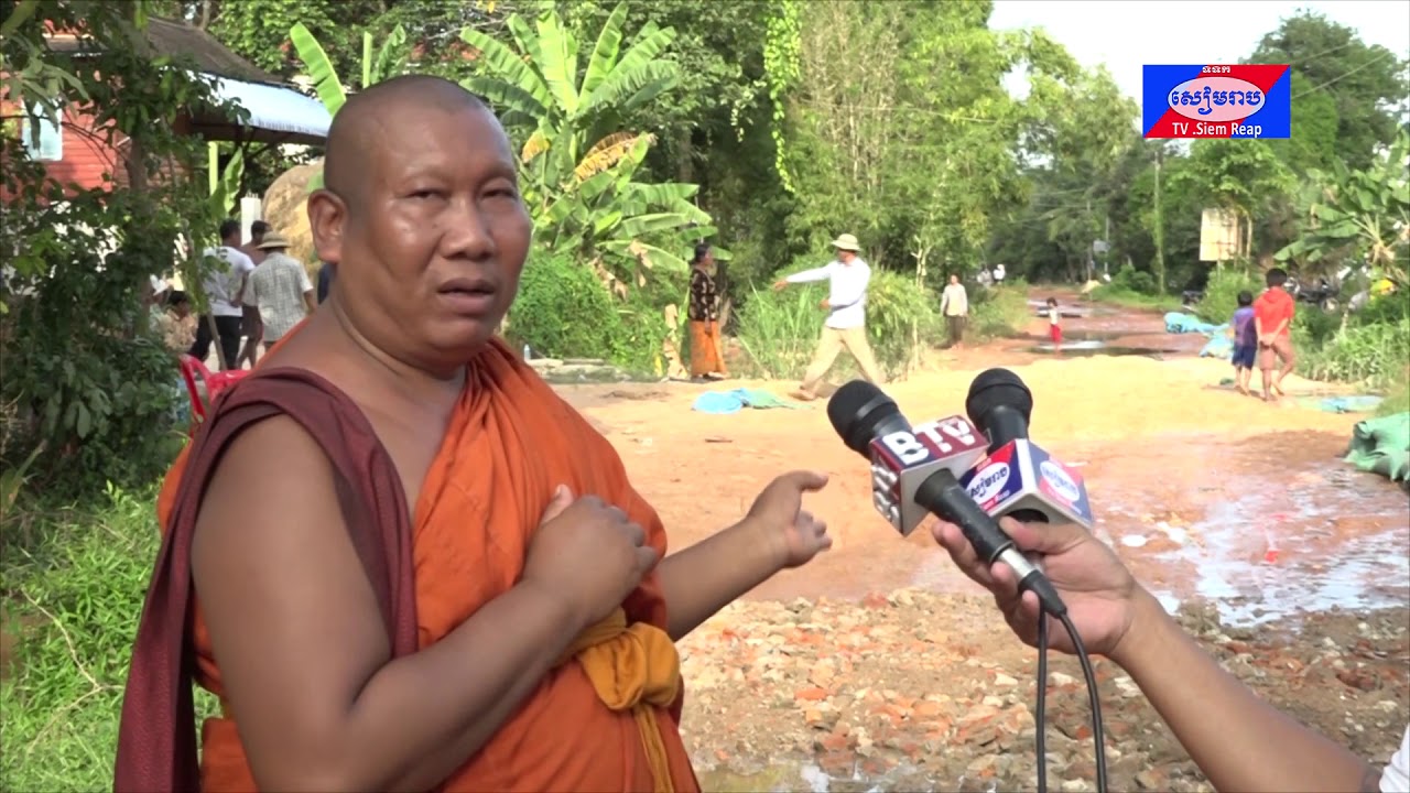 ផ្លូវលំមួយខ្សែដែលខូចខាតដោយសារទឹកជំនន់ត្រូវបានព្រះសង្ឃនិងប្រជាពលរដ្ឋ ធ្វើការជួសជុលឡើង