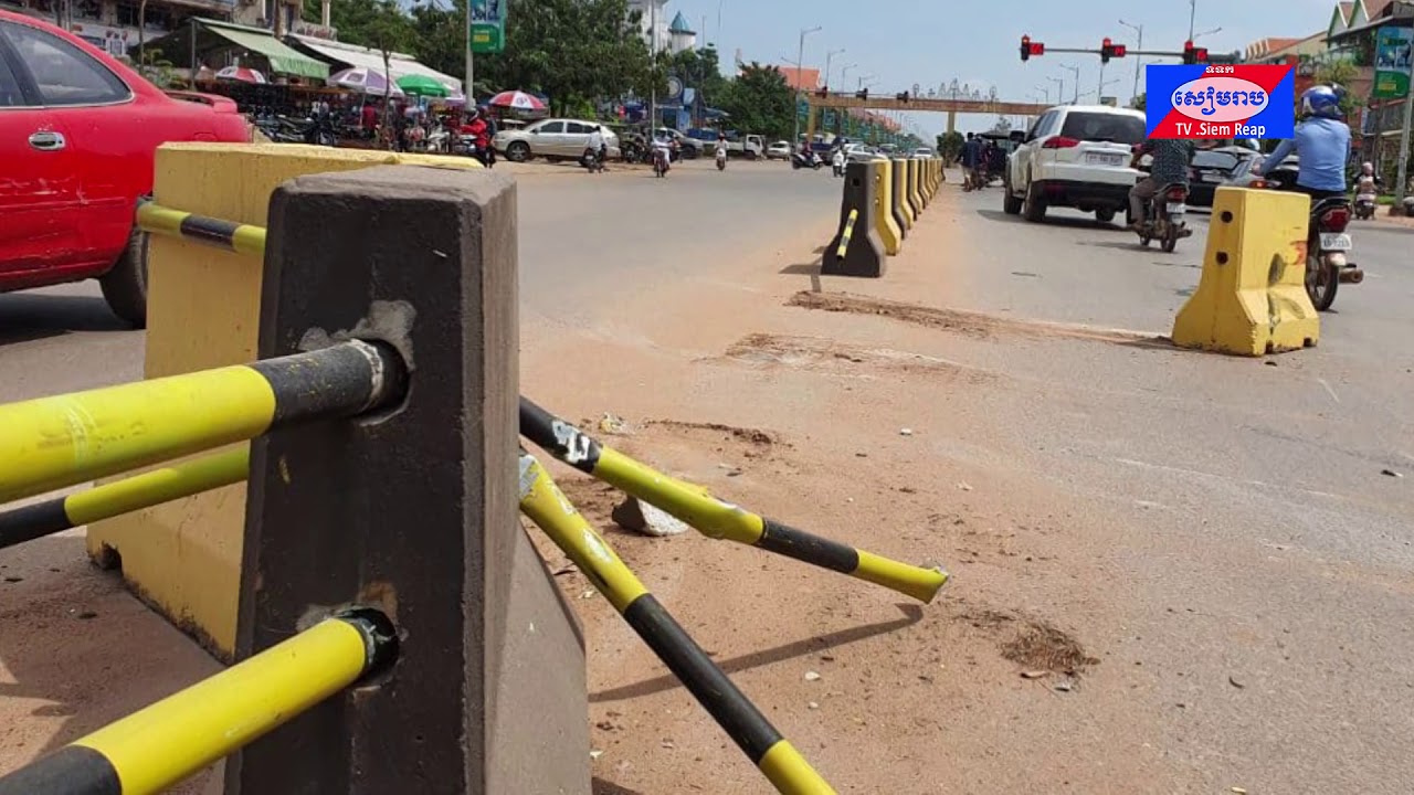 រថយន្តទំនើបមួយគ្រឿង បើកបរក្នុងល្បឿនលឿនក្នុងក្រុងសៀមរាប រេចង្កូតបុករបាំងទ្រូងផ្លូវចំនួន៣ផ្ទាំង