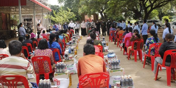 គ្រួសាររងគ្រោះដោយទឹកជំនន់ចំនួន៤៧គ្រួសារទទួលបានអំណោយមនុស្សធម៌ពីរដ្ឋបាលស្រុកក្រឡាញ់