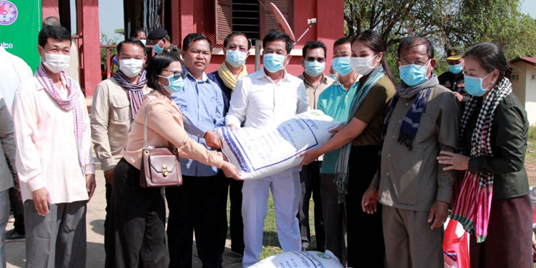 អាជ្ញាធរខេត្តសៀមរាប នាំយកស្រូវពូជចំនួន១០តោនចែកជូនប្រជាកសិករចំនួន១០០គ្រួសារ មកពីឃុំចំនួន៣ ក្នុងស្រុកក្រឡាញ់