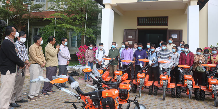 មន្ទីរកសិកម្មខេត្តសៀមរាប ប្រគល់គ្រឿងចក្រខ្នាតតូច ដល់បណ្តុំកសិករផលិតបន្លែ ចំនួន ៦ក្រុង-ស្រុក