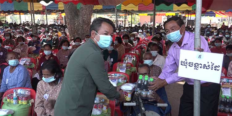 ប្រជាពលរដ្ឋក្រីក្រចំនួន ២០០០គ្រួសារ នៅក្នុងស្រុកក្រឡាញ់ទទួលបានអំណោយពីមនុស្សធម៌ពីមូលនិធិ ថៃ យ៉ា តាមរយៈអាជ្ញាំធរខេត្តសៀមរាប