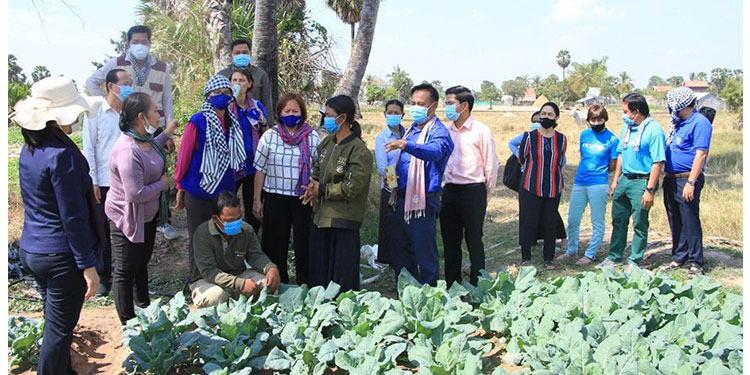 លោកជំទាវ ជូ ប៊ុនអេង ចុះពិនិត្យការអនុវត្តគម្រោងលើកកម្ពស់ជីវភាព និងសុខភាពប្រជាពលរដ្ឋ ដែលទើបត្រឡប់មកពីក្រៅប្រទេស ក្នុងស្រុកសូទ្រនិគម