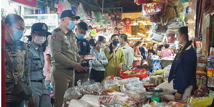 គណ:កម្មការប្រយុទ្ធប្រឆាំងផលិតផលក្លែងក្លាយចុះអប់រំអាជីវករលក់គ្រឿងទេស នៅផ្សារលើធំថ្មី ពីផលប៉ះពាល់ននៃលក់ផលិតផលក្លែងក្លាយ