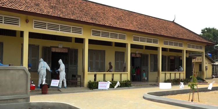 មនុស្ស១៧នាក់កំពុងធ្វើចត្តាឡីស័ក ក្រោយរកឃើញមានការពាក់ព័ន្ធនឹងស្រ្តីម្នាក់មានវិជ្ជមានជំងឺកូវីដ-១៩ ក្នុងស្រុកពួក ខេត្តសៀមរាប