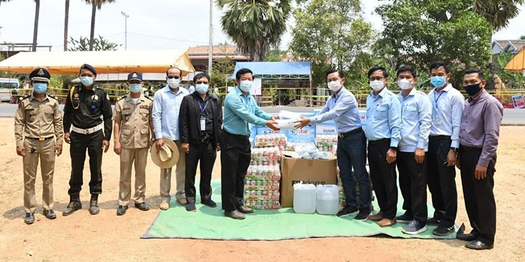 សាខាកាកបាទក្រហមខេត្តសៀមរាបនាំនាំយកអំណោយផ្ដល់ជូនក្រុមការងារត្រួតពិនិត្យសុខភាពចំណុចព្រំប្រទល់សៀមរាប-កំពង់ធំ