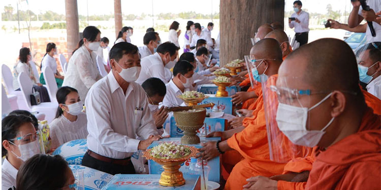 តំណាងរាស្ដ្រខេត្ដសៀមរាបនិងអាជ្ញាធរខេត្តសៀមរាប នាំយកទេយ្យទានប្រគេនព្រះសង្ឃគង់ប្រចាំនៅវត្តចំនួន ៣៣ វត្ដ ក្នុងស្រុកពួក សម្រាប់ដោះស្រាយក្នុងអំឡុងពេលជួបវិបត្ដិជំងឺកូវីដ១៩