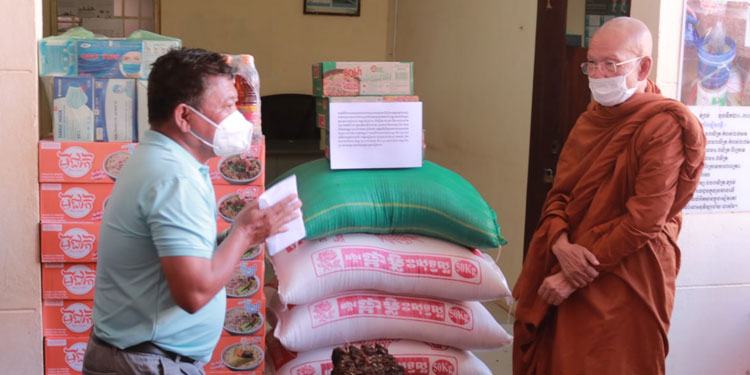 សាលាគណខេត្តសៀមរាប នាំយកទេយ្យទាននិងថវិកាសរុបប្រមាណជាង ១១លានរៀល ឧបត្ថម្ភជូនដល់ក្រុមការងារប្រចាំគោលដៅបិទខ្ទប់ ការពារការចម្លងកូវីដ-១៩ ក្នុងក្រុងសៀមរាប