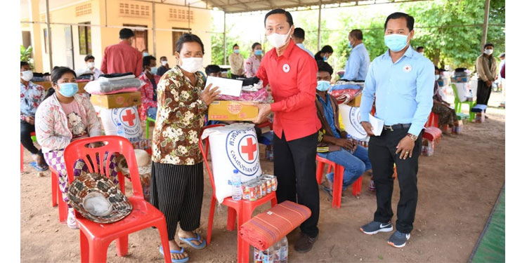 ប្រជាពលរដ្ឋ ២៤គ្រួសារ នៅស្រុកវ៉ារិន ដែលលំនៅឋានរងគ្រោះដោយខ្យល់កន្ត្រាក់ បានទទួលអំណោយមនុស្សធម៌ពីសាខាកាកបាទក្រហមកម្ពុជាខេត្តសៀមរាប