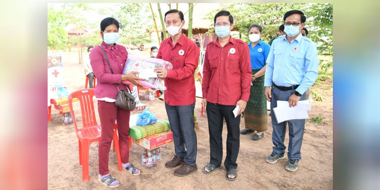 ប្រជាពលរដ្ឋដែលលំនៅឋានរងគ្រោះដោយខ្យល់កន្ត្រាក់ចំនួន០៧គ្រួសារ នៅស្រុកស្វាយលើ ទទួលអំណោយមនុស្សធម៌ពីសាខាកាកបាទក្រហមកម្ពុជាខេត្តសៀមរាប