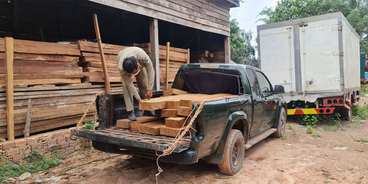 ខណ្ឌរដ្ឋបាលព្រៃឈើខេត្តសៀមរាប ធ្វើការបង្គ្រាបរថយន្តដឹកឈើគ្មានច្បាប់មួយគ្រឿងក្នុងក្រុងសៀមរាប
