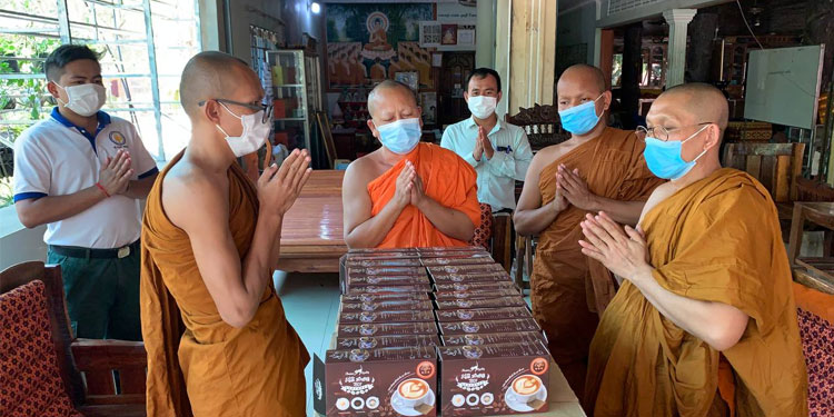 សមាគមមត៌ព្រះពុទ្ឋសាសនា និងសង្គមនាំយកភេសជ្ជៈកាហ្វេទៅប្រគេនតាមវត្តមួយចំនួនក្នុងខេត្តសៀមរាប