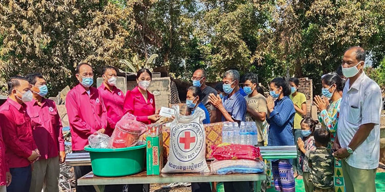 គ្រួសាររងគ្រោះដោយសារភ្លើងឆេះផ្ទះក្នុងឃុំសំបួរទទួលអំណោយពីអនុសាខាកាកបាទក្រហមកម្ពុជា ស្រុកក្រឡាញ់