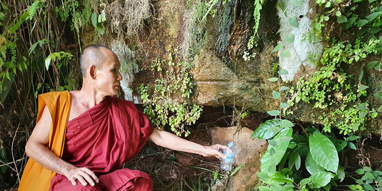 ទីធ្លាវត្ដមួយនៅលើភ្នំគូលែនពីខាងកើតជាកន្លែងទស្សនាថ្ងៃរៈនិងមានរូបចម្លាក់បុរាណគួរអោយចង់គយគន់