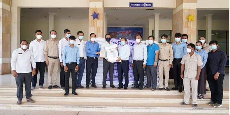 សាលាខេត្តសៀមរាប ទទួលអំណោយសម្ដេចពិជ័យសេនា ទៀ បាញ់ សម្រាប់ឧបត្ថម្ភជូនមន្ត្រី និងកម្មករសាលាខេត្ត ក្នុងវិបត្តិជំងឺកូវីដ-១៩