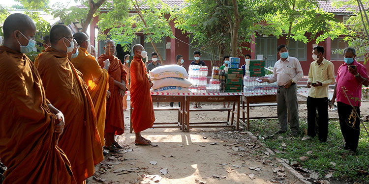 ក្រុមការងារសកម្មពលរបស់សាលាគណខេត្តសៀមរាបនាំយកគ្រឿងឧបភោគបរិភោគប្រគល់ជូនអាជ្ញាធរស្រុកបន្ទាយស្រី និង ស្រុកប្រាសាទបាគ ងដើម្បីឧបត្ថម្ភដល់អ្នកដែលកំពុងធ្វើចត្តាឡីស័ក