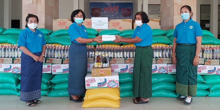 សាខាសមាគមនារីកម្ពុជាដើម្បីសន្តិភាព និងអភិវឌ្ឍន៍ខេត្តសៀមរាប បានផ្តល់អំណោយដល់គ្រួសារស្ត្រីក្រីក្រ ដែលជាសកម្មជនការងារស្រ្តីនៅមូលដ្ឋាន 