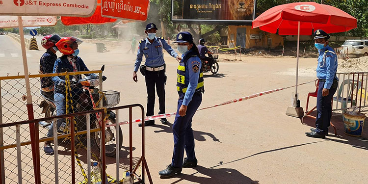 ឯកឧត្តមអភិបាលខេត្តសៀមរាប៖ ការបិទខ្ទប់៣សង្កាត់ បម្រាមគោចរ និងច្រកពិនិត្យសុខភាពក្នុងខេត្ត នៅបន្តអនុវត្តន៍ដដែល