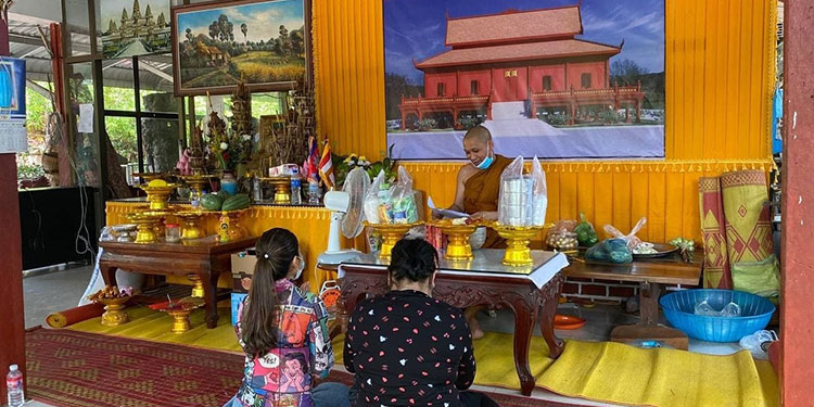ព្រះសង្ឃនៅតាមវត្តអារាមក្នុងខេត្តសៀមរាប នៅតែប្រារព្ធបុណ្យពិសាខបូជាជាធម្មតា ប៉ុន្តែពុំសូវមានពុទ្ធបរិស័ទចូលរួមច្រើនឡើយ ដោយសារវិបត្តិកូវីដ-១៩