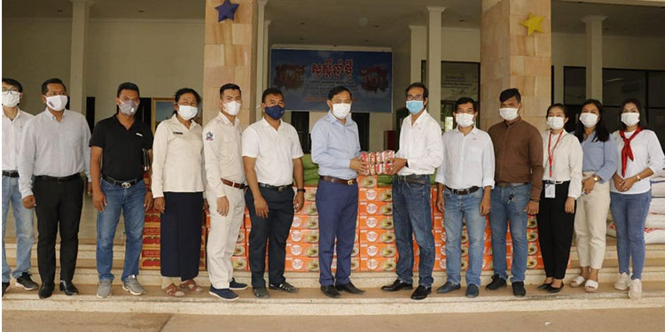 រដ្ឋបាលខេត្តសៀមរាបទទួលអំណោយជាគ្រឿងឧបភោគបរិភោគពីសប្បុរសជនក្នុងខេត្ត ដើម្បីចូលរួមប្រយុទ្ធប្រឆាំងជំងឺកូវីដ-១៩