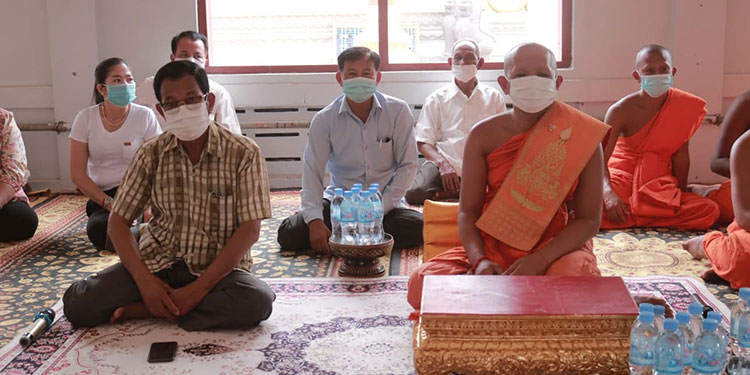 ព្រះចៅអធិការវត្តអារញ្ញសាគរ នាំយកគ្រឿងឧបភោគបរិភោគជូនដល់ពលរដ្ឋមានជីវភាពខ្វះខាត ចាស់ជរាគ្មានទីពឹង ជនមានពិការភាព ជាង១០០នាក់ ក្នុងសង្កាត់សៀមរាប