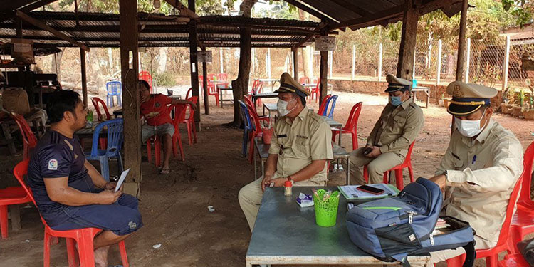 មន្ត្រីបសុពេទ្យខេត្តសៀមរាប បានចុះទៅបិទហាងលក់សាច់សុនខមួយកន្លែងនៅក្បែរវត្តពោធិ៍ពីរដើម ក្នុងក្រុងសៀមរាប